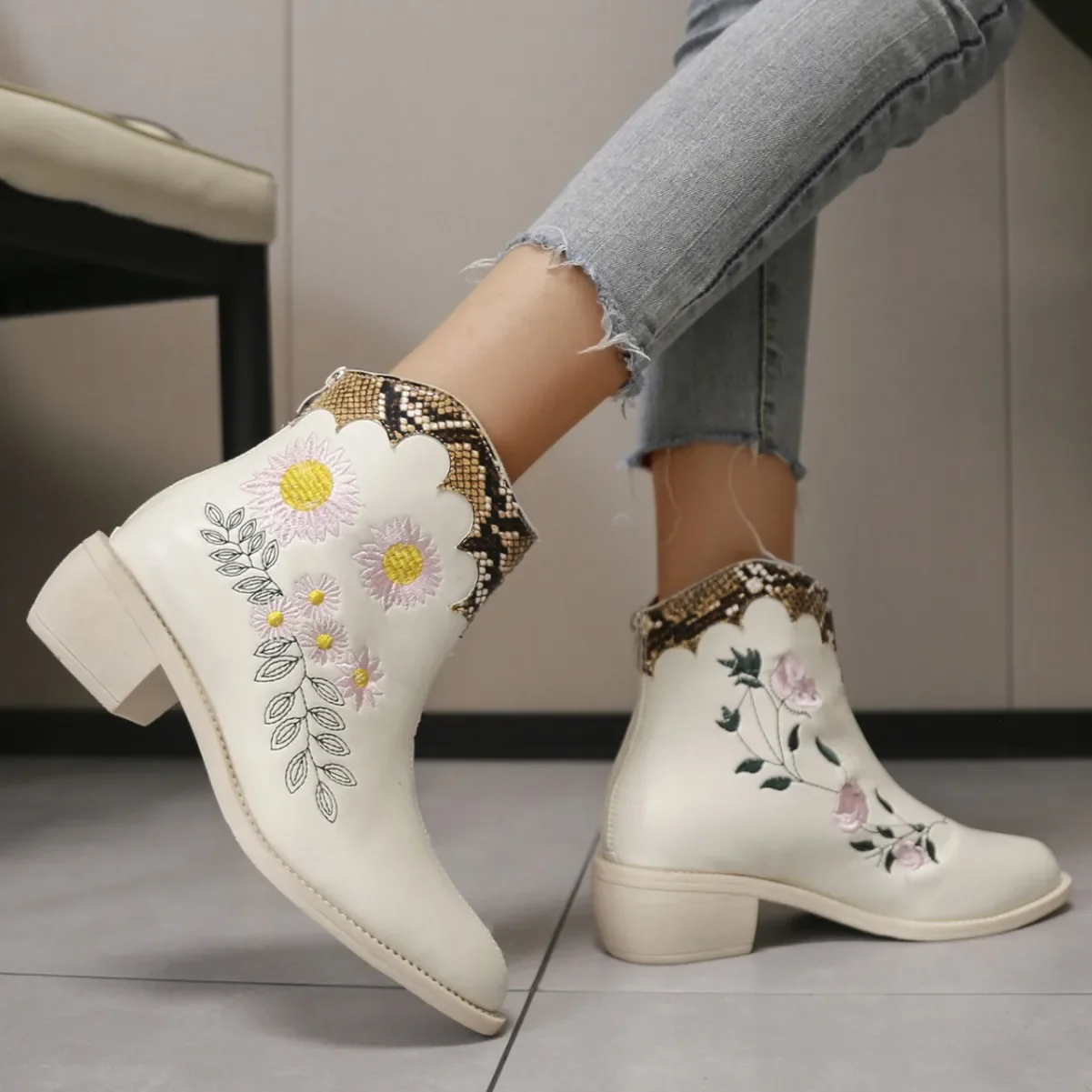 Hot Sales 2023 Autumn and Winter New Large Size Women Pointy Stitching Embroidery Thick with Chelsea Short Boots Women Sneakers