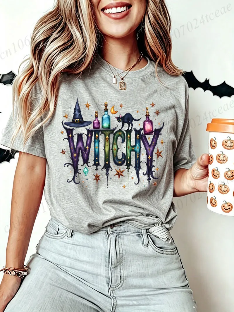 Damen-T-Shirt mit Hexen-Grafik, Halloween-Hexenhut, schwarze Katze, Mond- und Sternmuster, kurzärmeliges, lässiges T-Shirt für Hexenpartys. – Detail 3