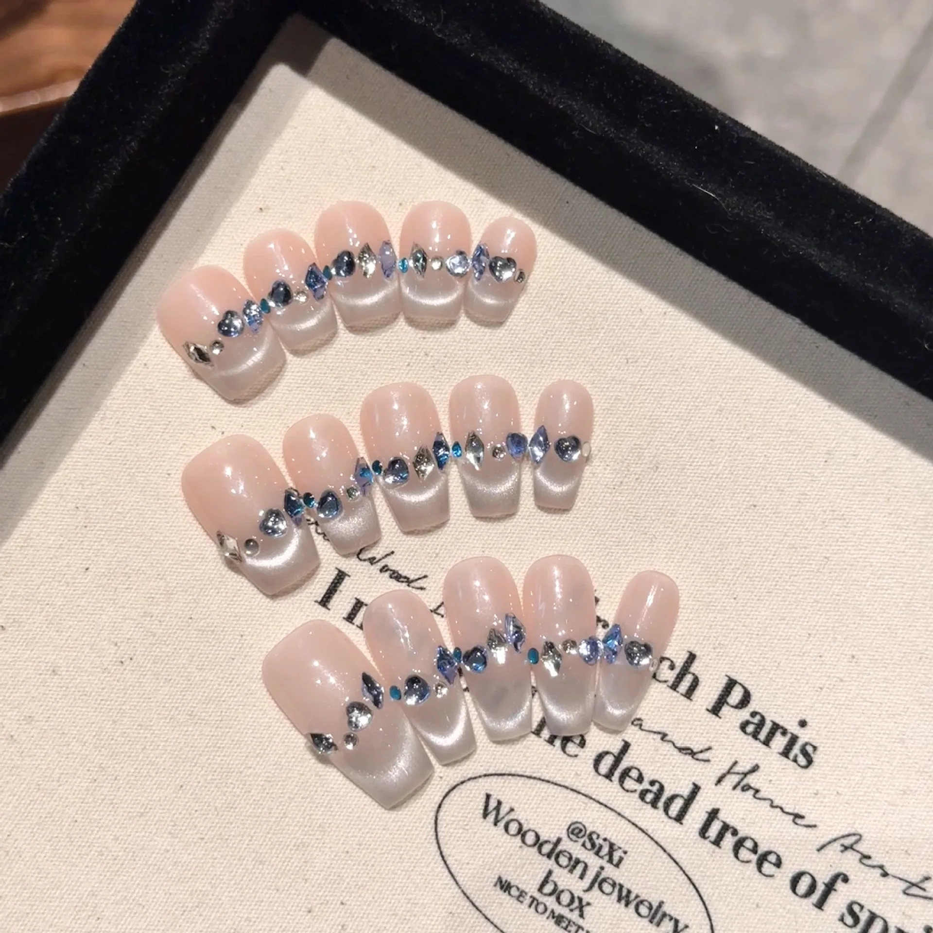 ラインストーン付きの手作りの偽の爪,猫の目,プレス,光沢のあるラインストーンの装飾,短い棺,女性と女の子