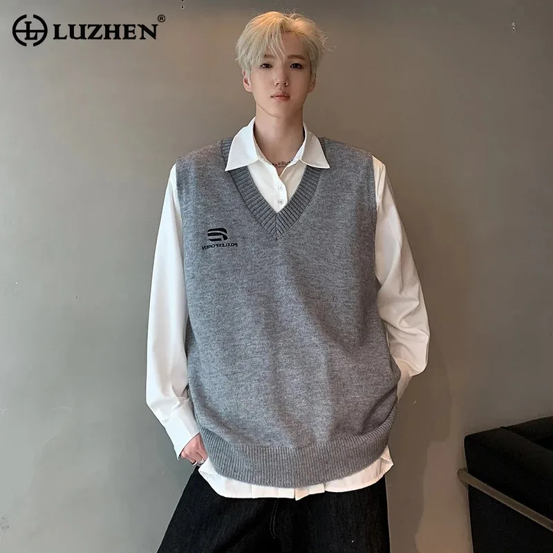 

LUZHEN Fashion Embroidery Logo Korean Elegant Sleeveless Knitted Vest Men's 2025 New High Quality Handsome Sweater Tops JY5848