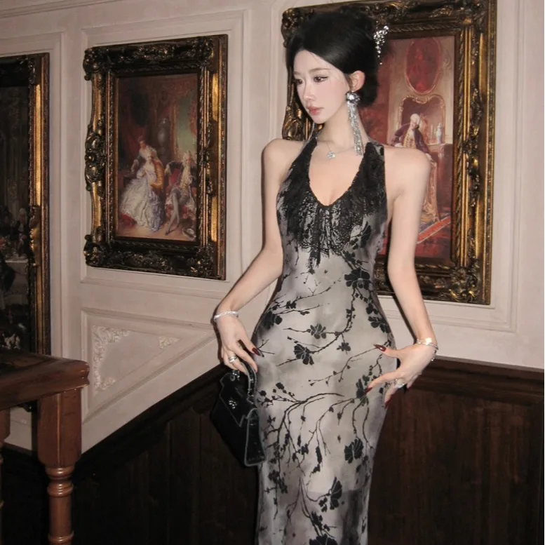 ชุดคอสตูมโลวีน ซิซาส กระโปรงยาวสีม่วง แต่งลูกไม้พันรอบตัว ทรงเข้ารูป พิมพ์ลายวินเทจ ชุดราตรีเปิดไหล่ข้างเดียวสำหรับผู้หญิง