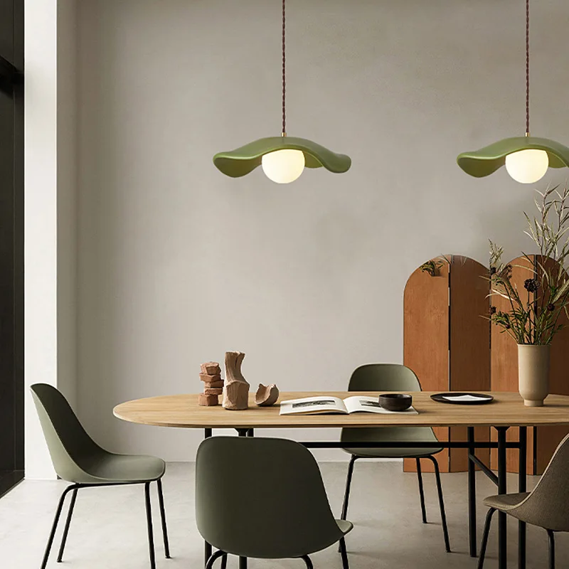 النمط الياباني الإبداعية كريم نمط لوتس ليف قلادة مصباح غرفة الطعام غرفة نوم السرير بسيط LED تركيبات الإضاءة الزخرفية