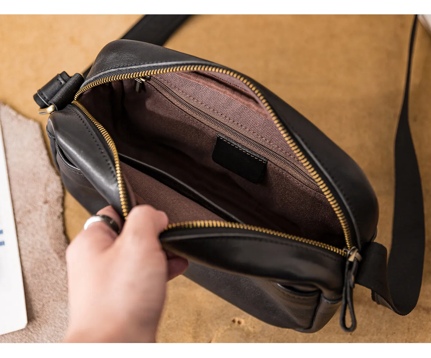 Vintage Luxus handgefertigte Umhängetasche aus erstklassigem Rindsleder für Herren, Arbeits-Umhängetasche, Wochenend- und Reisetasche, Designer-Echtleder-Messenger-Tasche in Schwarz. – Detail 15