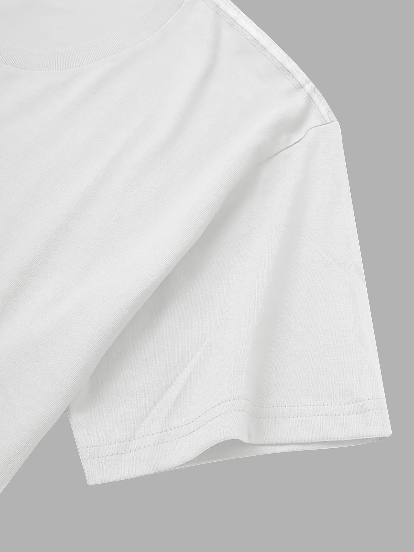 تي شيرت نسائي قصير الأكمام - طائر روبن سلمي يقف على فرع - تي شيرت كاجوال بطبعة لافندر وزهور #6