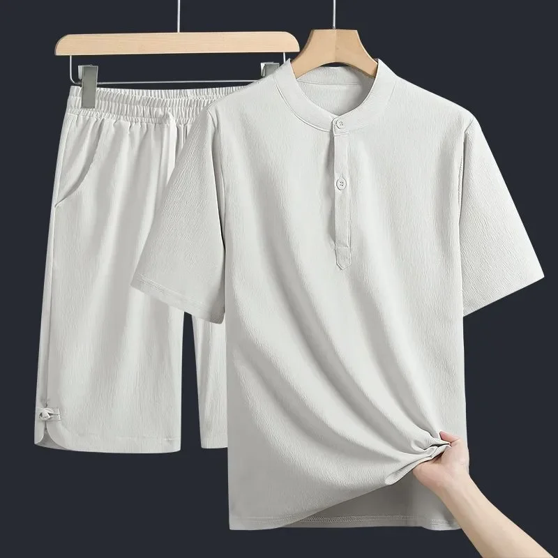 

Мужской светло-серый комплект из двух предметов: топ с воротником-стойкой и короткими рукавами, а также шорты с эластичным поясом