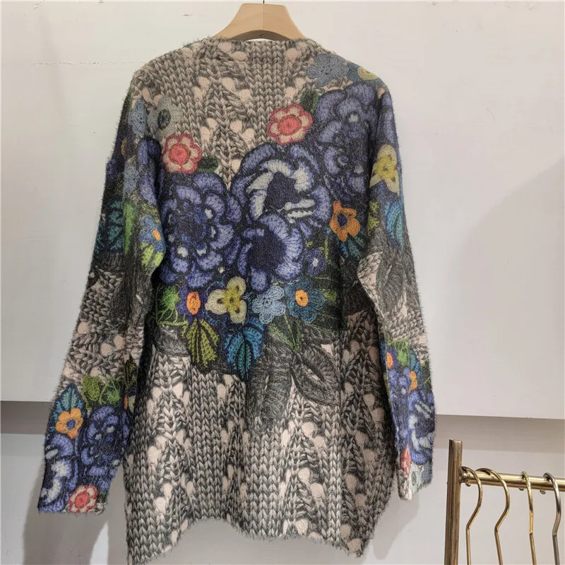 WTHT เสื้อสเวตเตอร์แฟชั่นผู้หญิงสไตล์วินเทจ ลายดอกไม้ปักเลื่อม ทรงหลวม รุ่นปี 2025 เสื้อแขนยาว คอกลม สำหรับผู้หญิง รุ่น 1LS2503