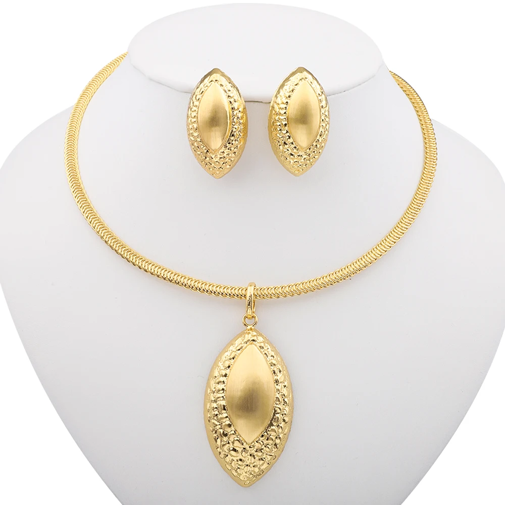 

Fashionable Women's Necklace Earring Set with Geometric Pendant Design Elegant and Exquisite Bridesmaid Accessories