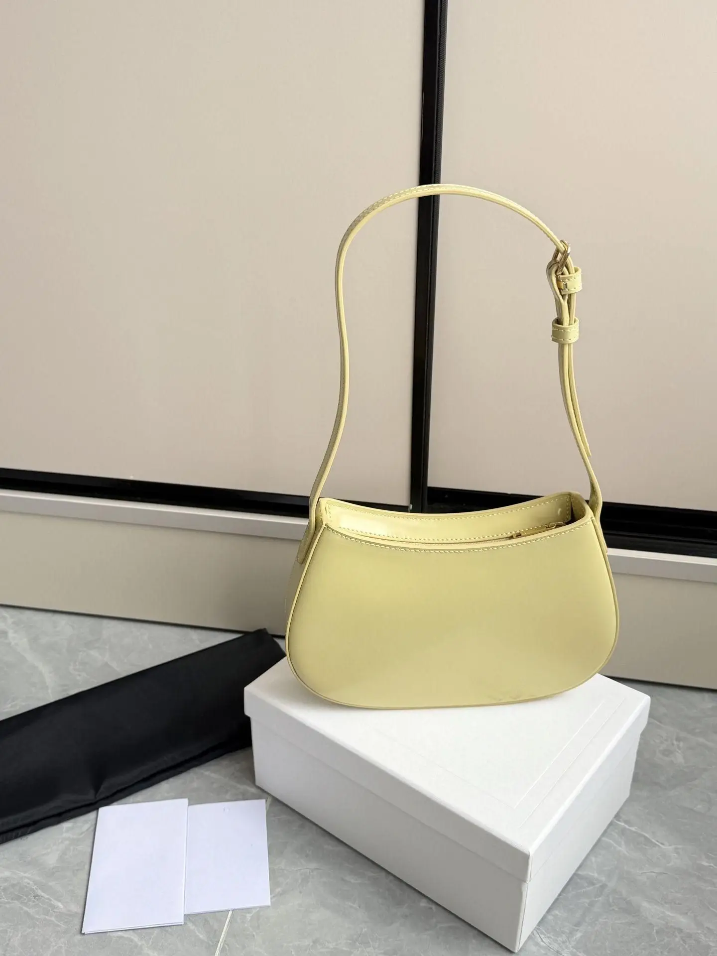 

This stylish light yellow shoulder bag, made of smooth leather and featuring an adjustable shoulder strap, is a versatile must-have item suitable for all seasons.