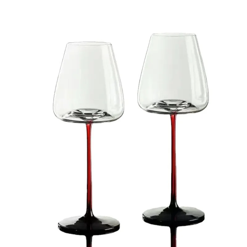 Two sets of red wine glasses, household light luxury crystal glasses, big belly decanter, grape goblet.