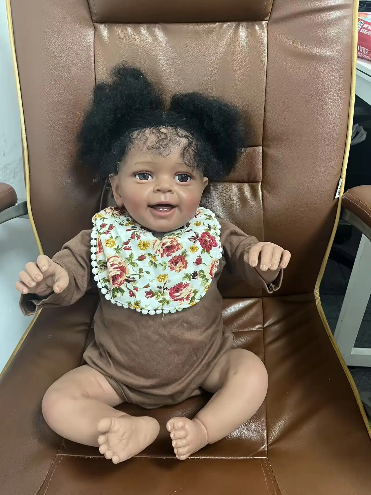 60 ซม.Reborn ตุ๊กตาเด็กทารกเด็กวัยหัดเดิน Yannik ผิวสีน้ําตาลเข้มสาวเด็กเหมือนจริงเด็กแอฟริกันอเมริกันเด็กทารก Handmade Reborn ตุ๊กตา