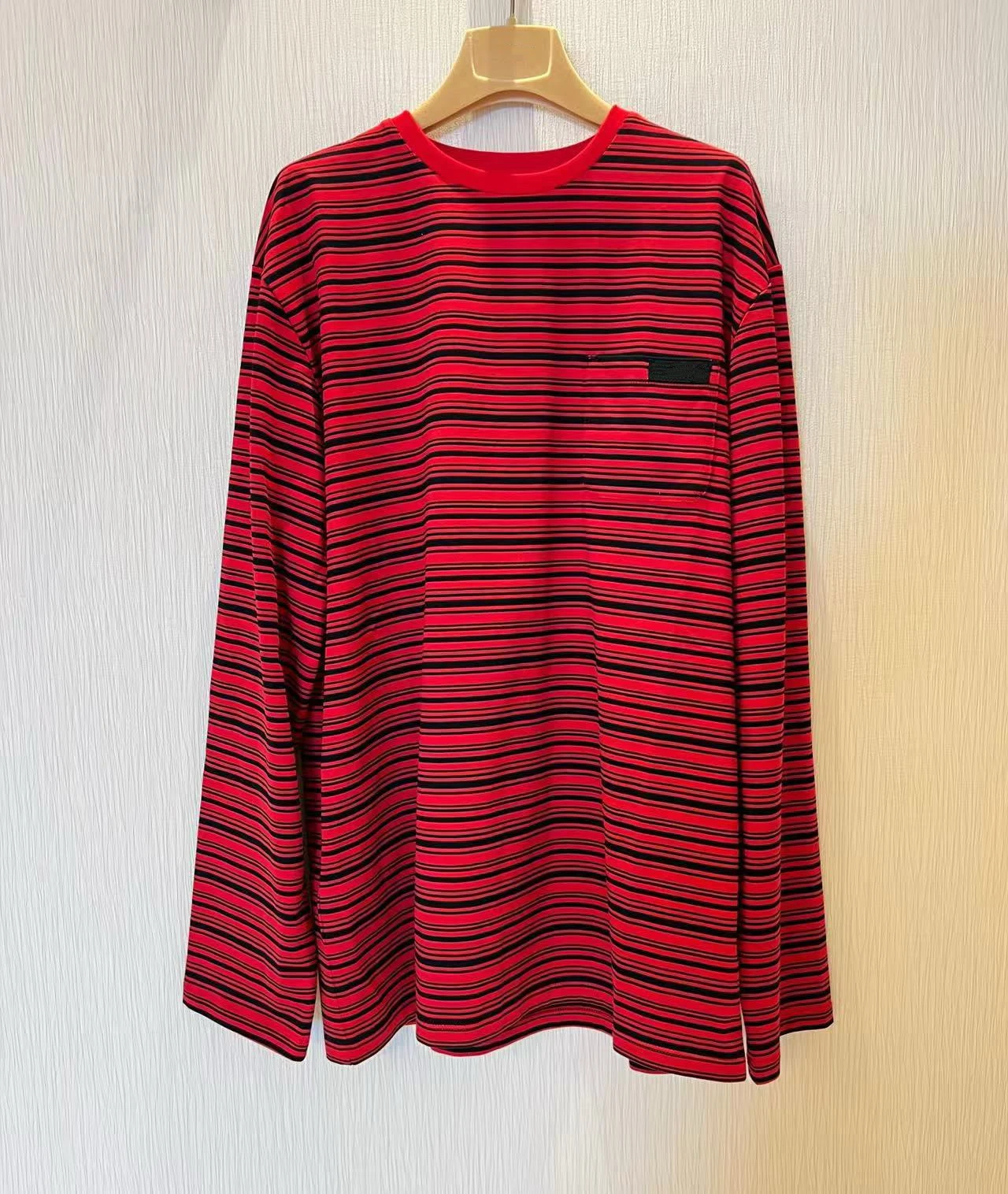 

New genderless classic long-sleeved black and red striped fashionable and loose style