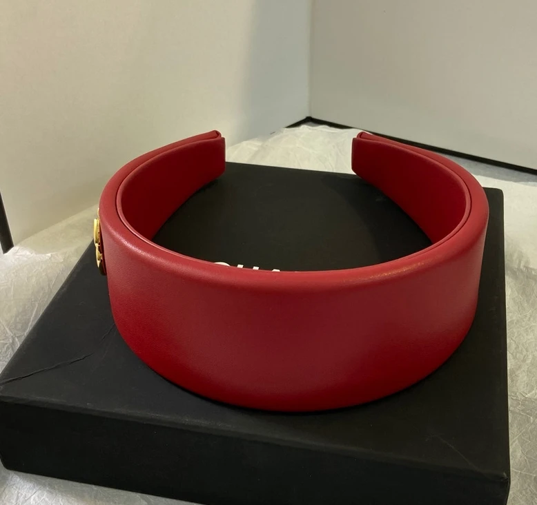 serre-tete-en-cuir-a-blocs-de-couleurs-noir-et-rouge-jennie-avec-lettres-metalliques-accessoires-de-cheveux-tendance-pour-femmes-qualite-superieure-nouveaute-2026