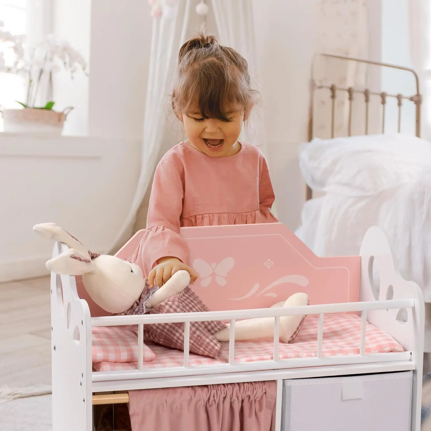 Robotime Berço de boneca de madeira com cama de armazenamento e ganchos de madeira Móveis de boneca rosa para meninas de 3 anos ou mais