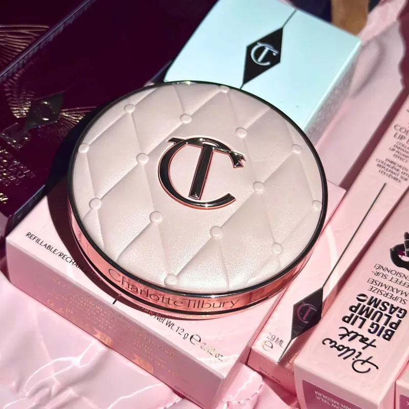 

Тональный крем-кушон Charlotte Tilbury Micro Light Powder Cushion Ultra: жидкая основа с мелкодисперсной текстурой, консилер, осветляющий эффект