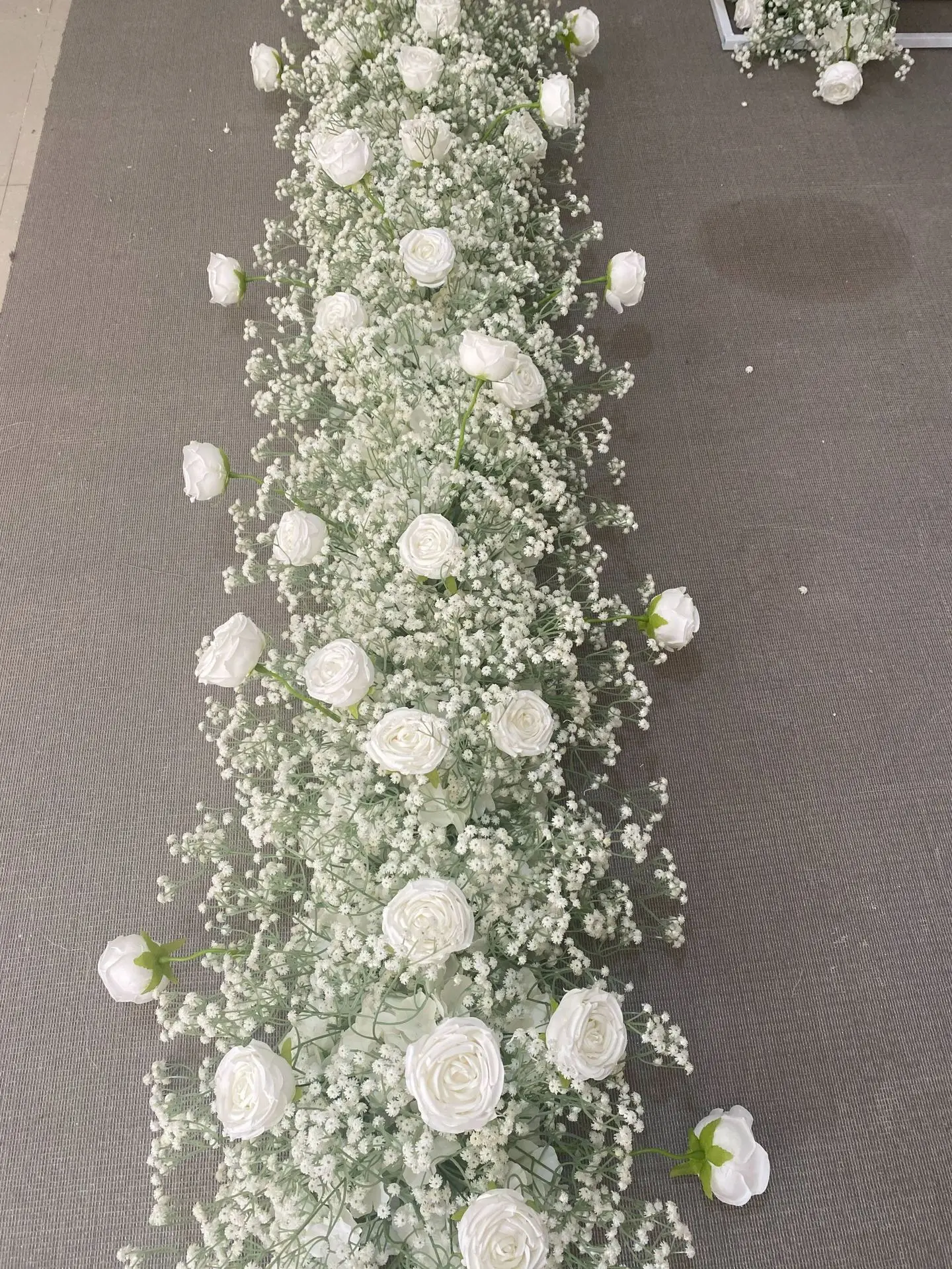 240CM Weiße Weiche Gypsophila Künstliche Quadratische Blumenbogen-Blumenkugel-Reihe für Hochzeitsbühne, Tisch, Fenster, Hintergrund-Dekoration Großhandel – Detail 4
