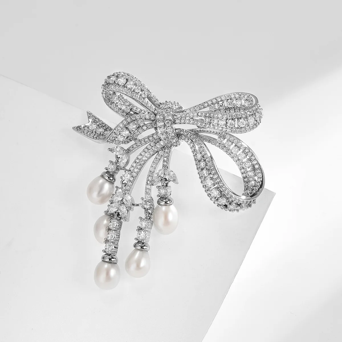 High-end Design Fashion Light Luxury Micro-inlaid Zircon Bow Brooches Natural Freshwater Pearl Corsage Coat Accessories Pins