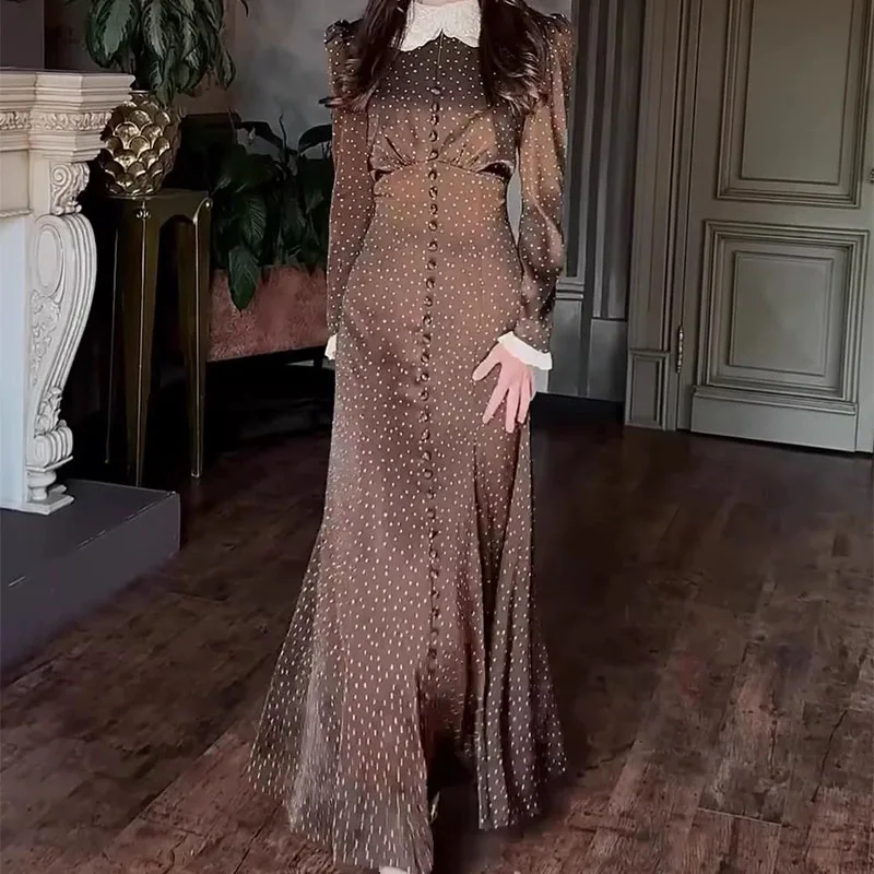 Sukienka o dopasowanym kroju z koronkowymi guzikami, kołnierzykiem typu doll collar, nadrukiem, długimi rękawami, damska, z podkreśloną talią i długą spódnicą.