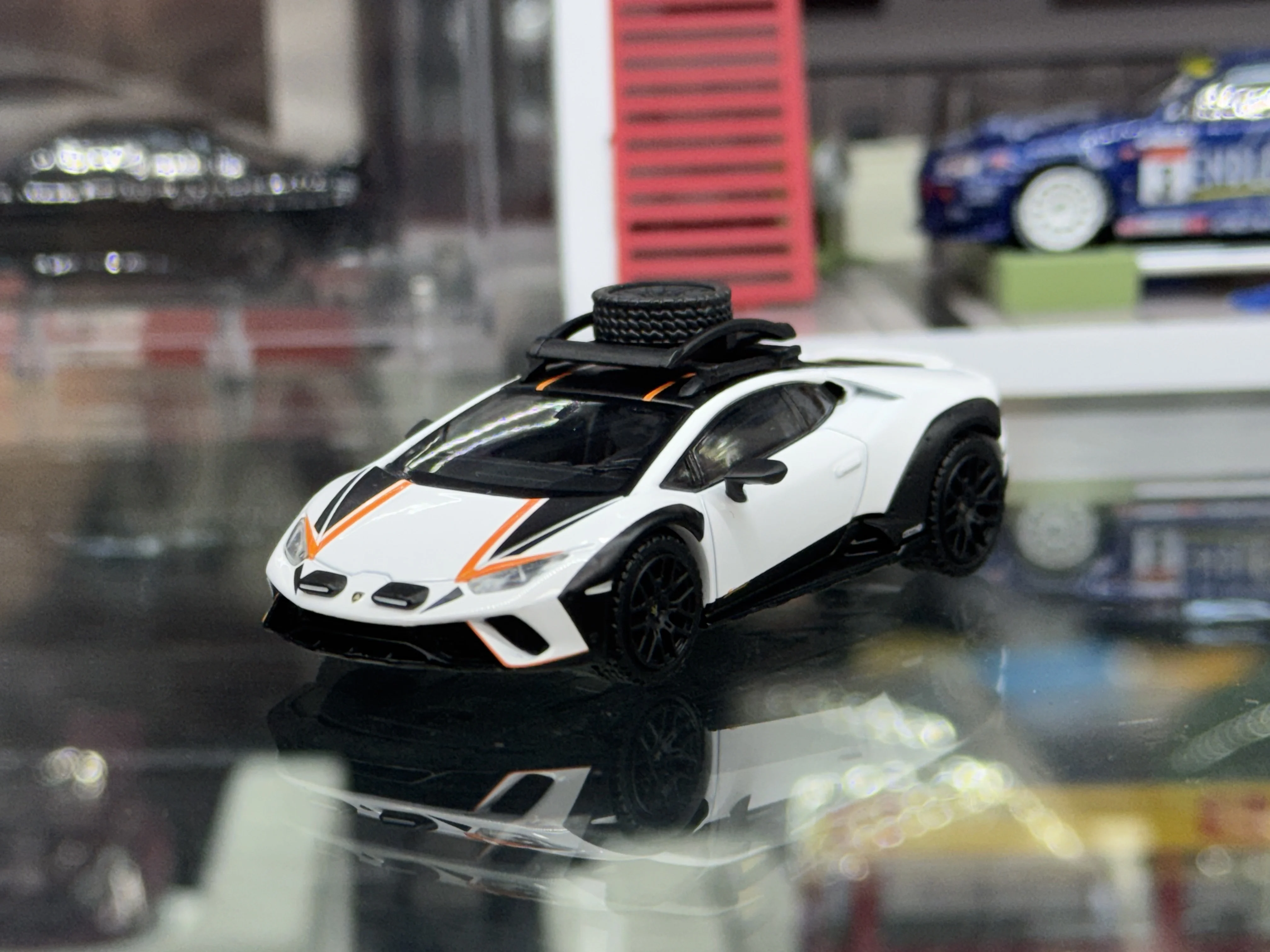 

1:64 Hongxing Lamborghini Huracan Sterrato Модель автомобиля с открытой крышкой