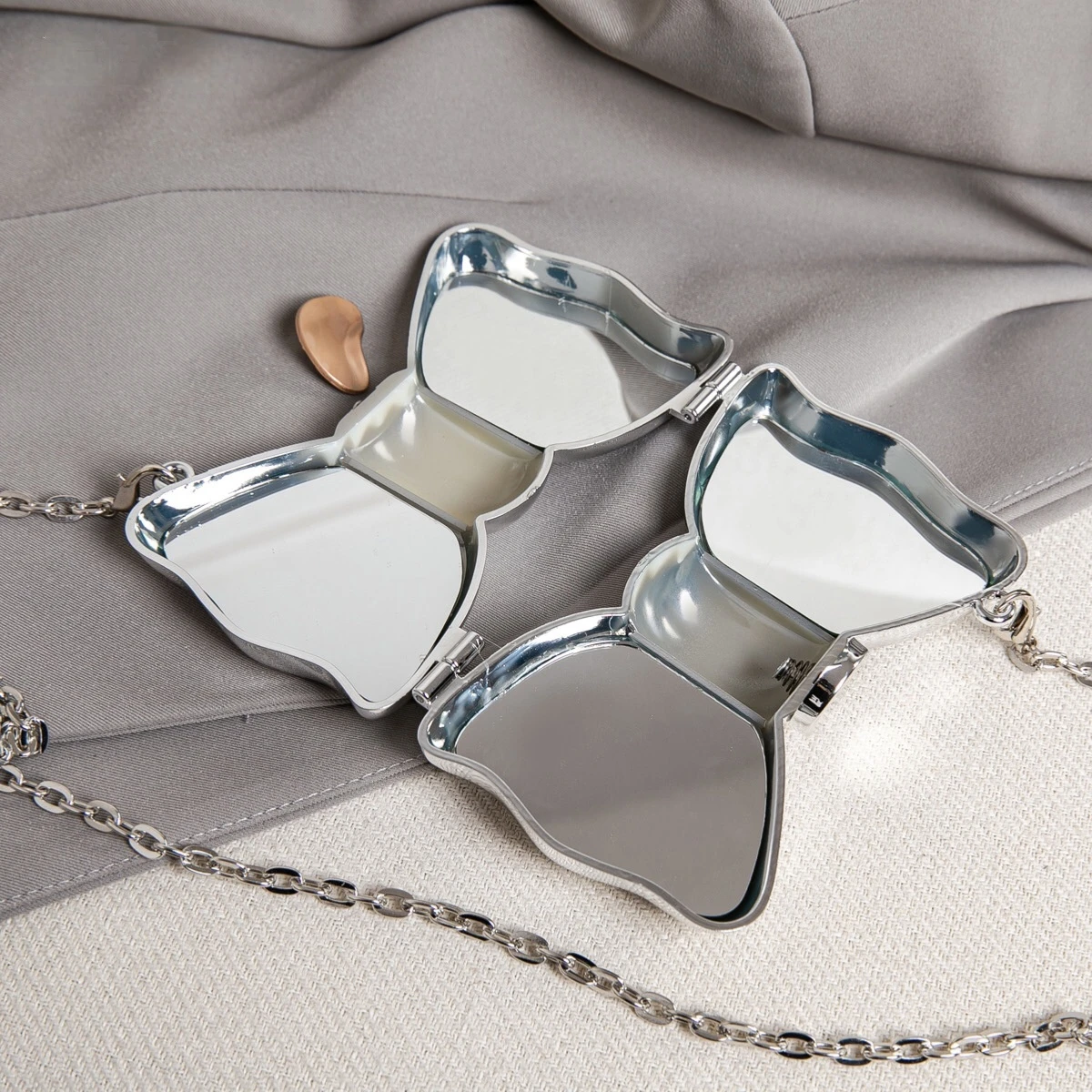 حقيبة يد صغيرة معدنية عصرية فاخرة مع مشبك على شكل فيونكة، تصميم فيونكة أكريليك مرحة مع حقيبة كروس بسلسلة على الطراز الأوروبي اللامع