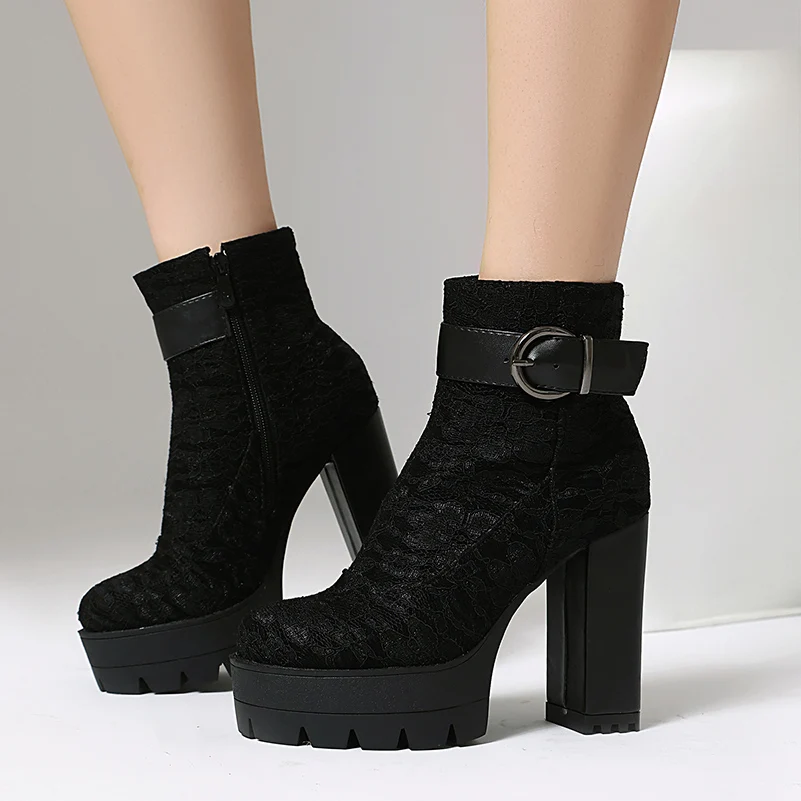

Плюс размер, кружевная ткань с цветочным принтом, пряжка ремня, платформа из искусственной кожи, ультра-высокий толстый каблук, боковая молния, плюшевая подкладка, новые короткие сапоги