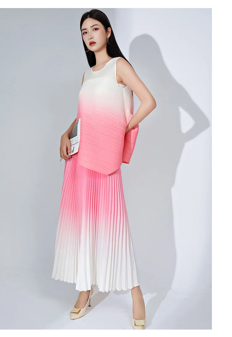 Summer Women's High-End Suit Set: Fashionable Gradient Irregular T-shirt and Pleated Skirt (Two-Piece Set)