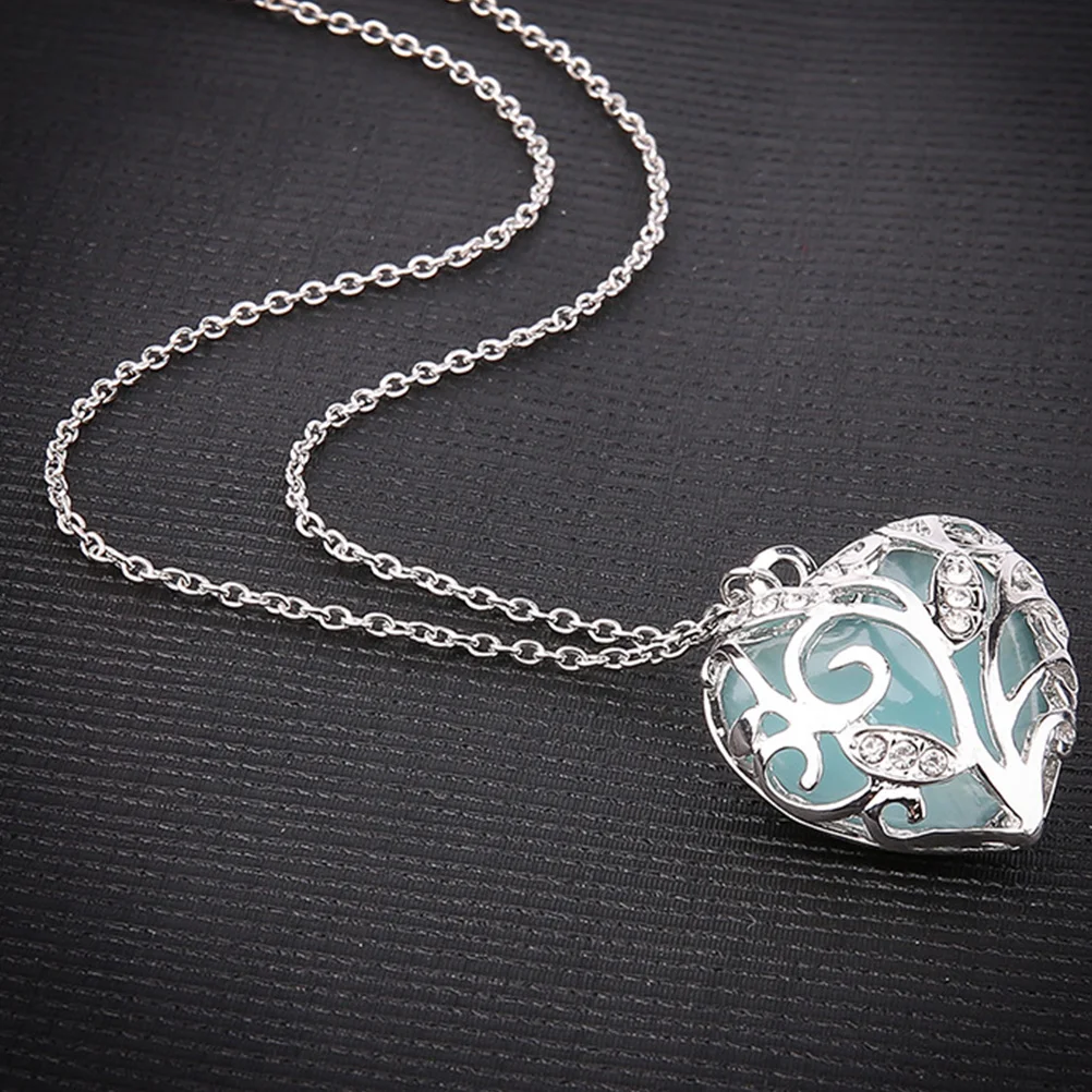

1pc Luminous Heart Necklace Hollow-Out Alloy Pendant Chic Women Jewelry Clavicle Chain Gift For Party Birthday Anniversary