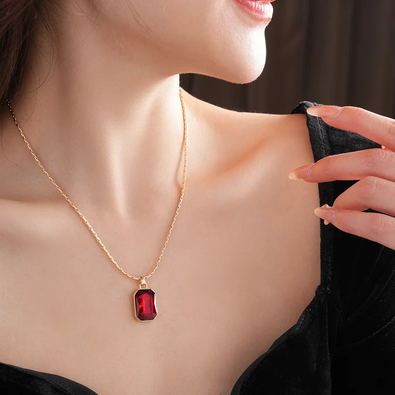 تصميم بسيط الأحمر مربع حجر الراين قلادة قلادة للنساء الفرنسية الرجعية الفاخرة قلادة طويلة الراقية تنوعا المجوهرات هدية