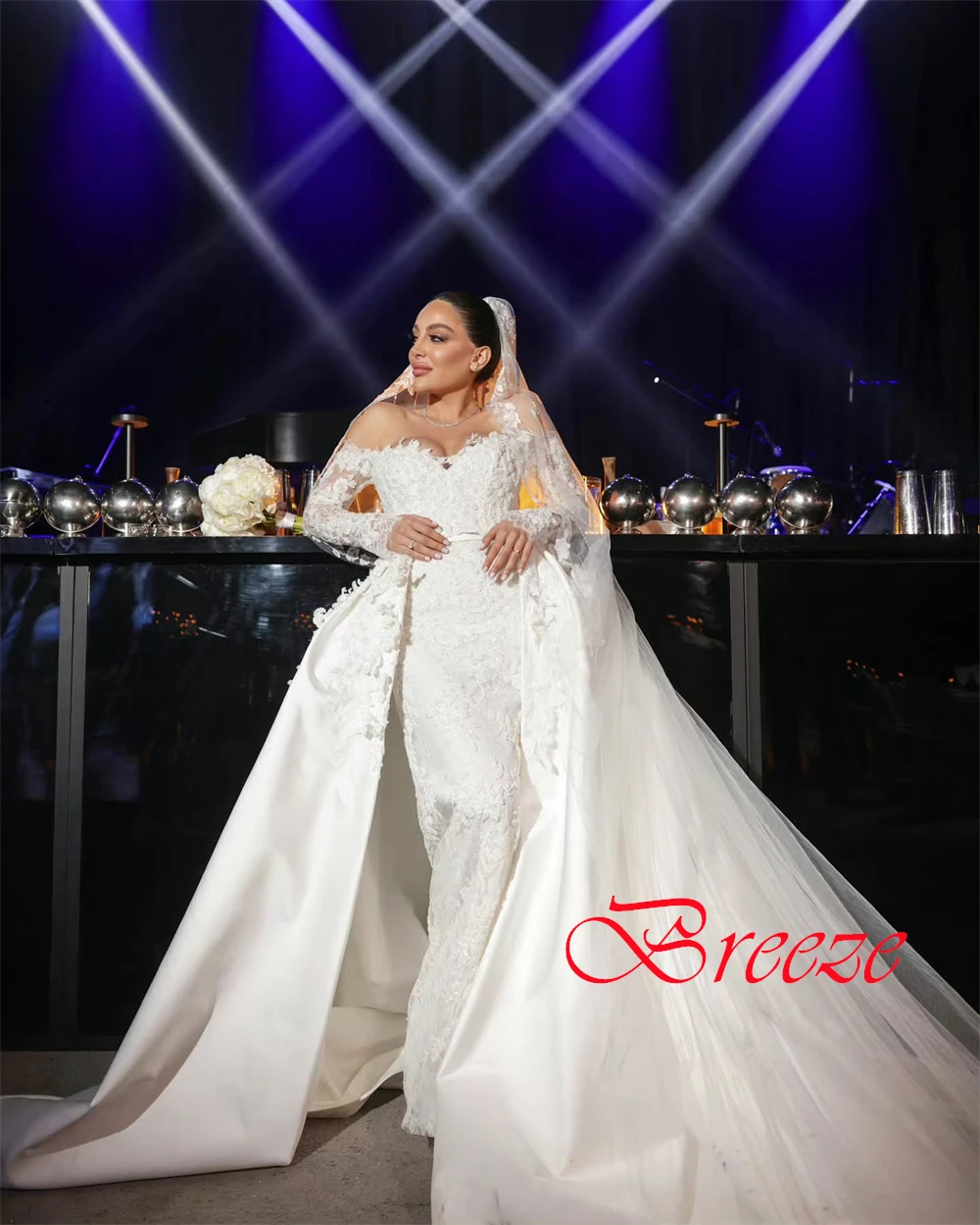 맞춤 제작된 우아하고 고급스러운 꿈꾸는 로맨틱 웨딩드레스 	 화이트 새틴 아플리케 플리츠 웨딩 파티 A라인 롱 드레스