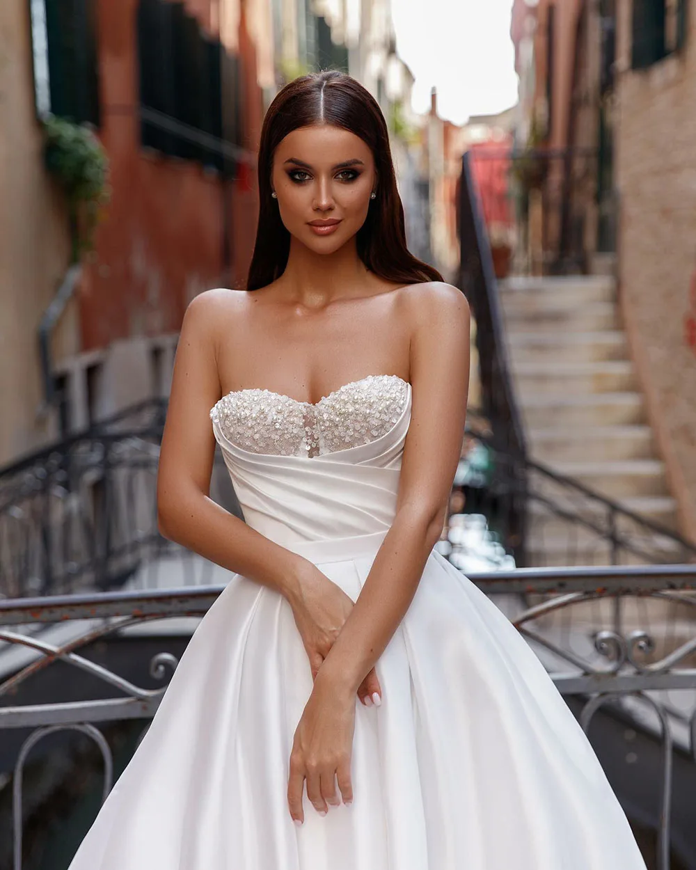 Splendidi paillettes Sweetheart A Line abiti da sposa 2024 pieghe senza maniche abiti da sposa in raso per la sposa formale Vestido De Novia