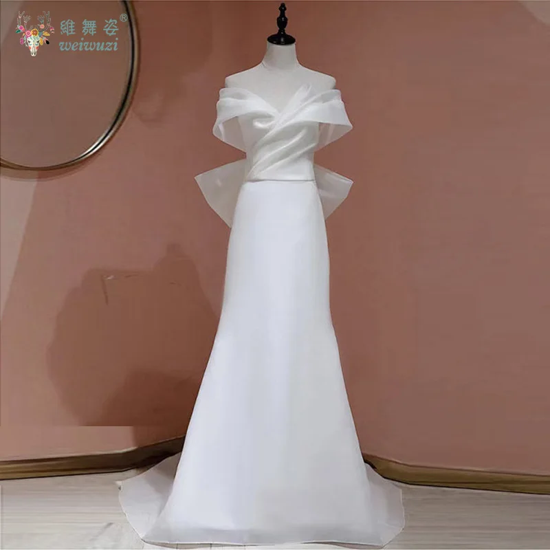 Vestido de novia de compromiso sencillo de estilo francés con un cuello y hombros descubiertos con correa trasera de satén y vestido de novia de mariposa grande