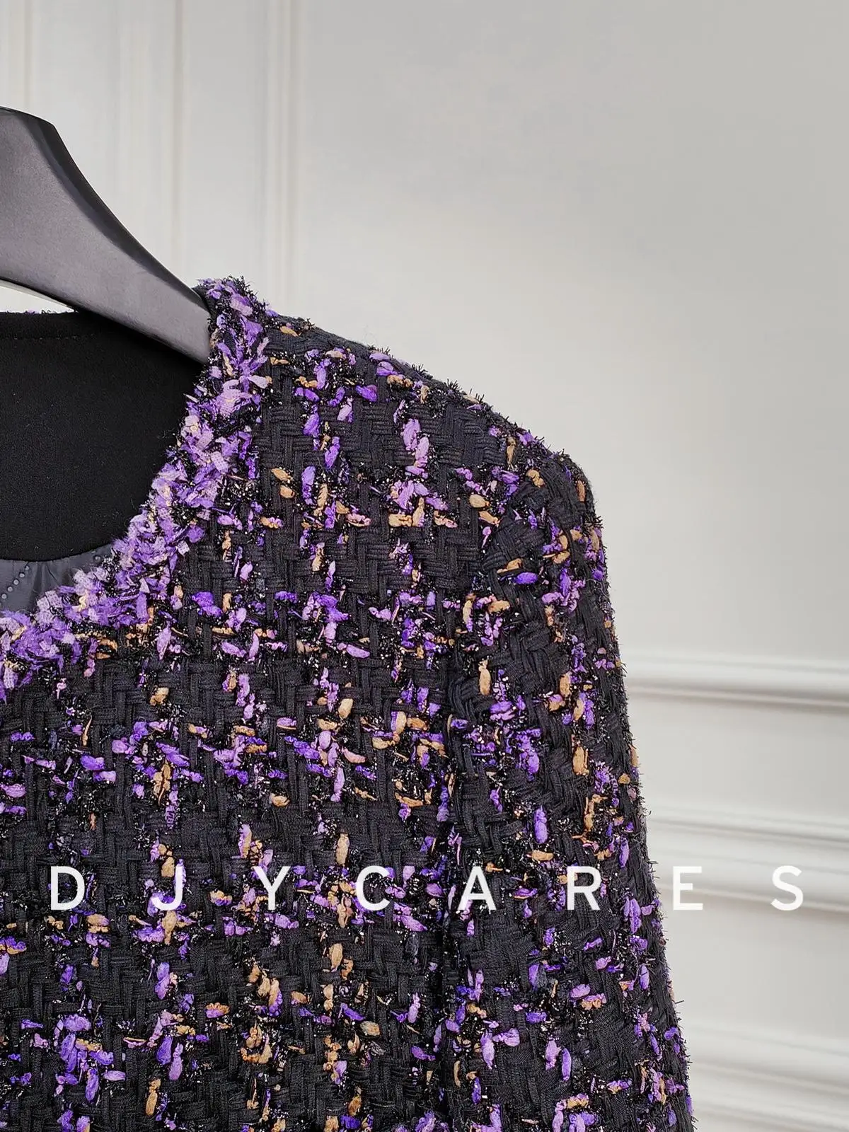 Neues mittellanges Jackenoberteil aus grobem Tweed für Herbst und Winter sowie dicke lila Baumwolljacke in großen Größen