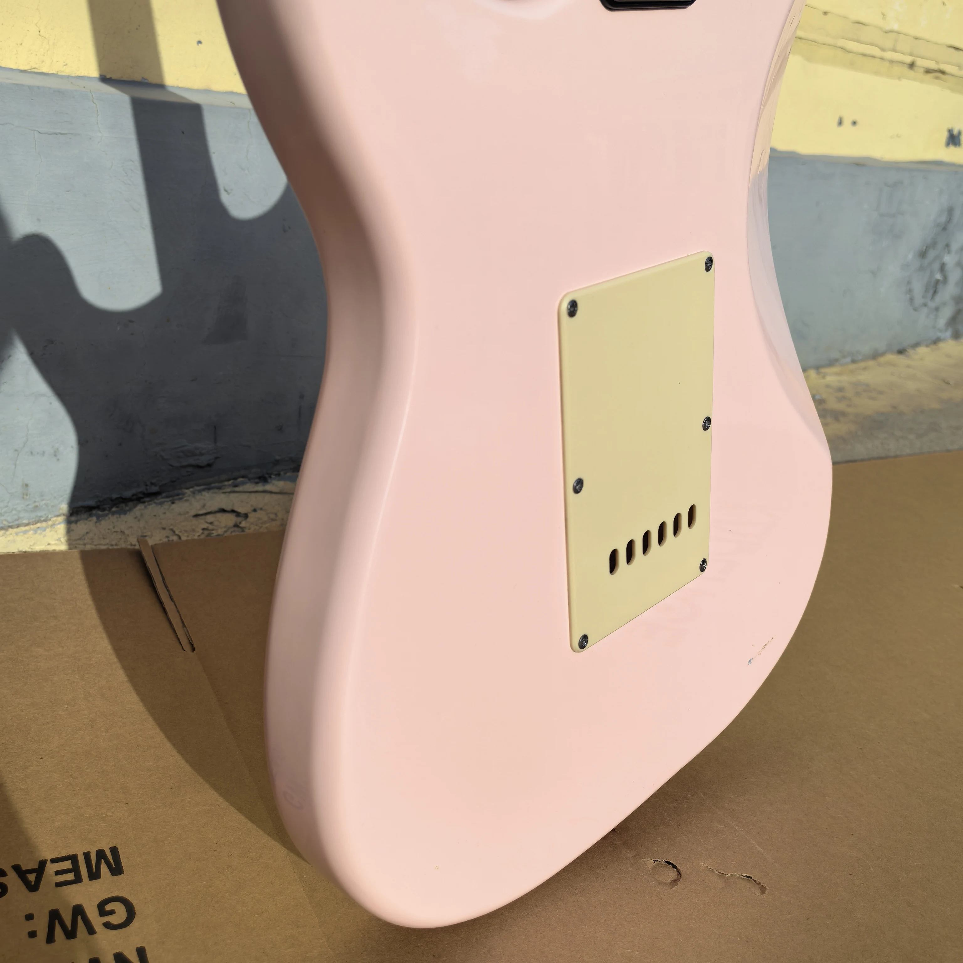 Detik pabrik, gitar listrik 6 senar merah muda, headstock mengkilap, bodi kayu mahoni, fingerboard rosewood, tersedia. 22 fret.