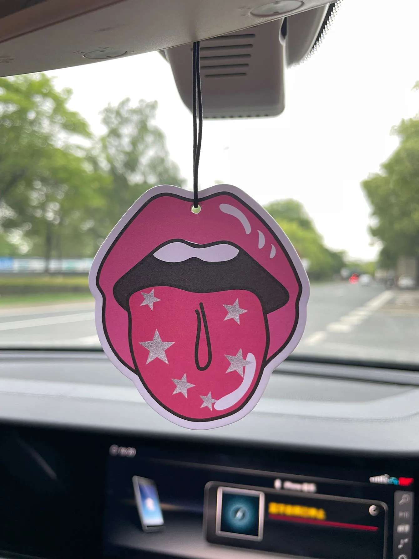 Pink Lips, Intercontinental Fresh Scent, Five-Star Neutral Car Perfume and Non-Toxic Air Freshener |   Natural Essential Oils and Aromatherapy Scent Tablets (Noroili/Grapefruit/Cedar) |   Hanging Type and Dual-Purpose with Vent Clip |   Long-Lasting Fragrance for 60-90 Days |   Deodorize and Purify the Air |   Suitable for Use in Cars, Homes, Wardrobes, and Bathrooms. |   Same Fragrance as the One Sold in the Store