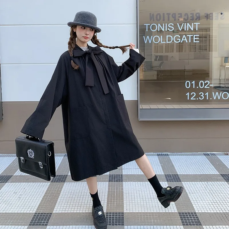 A new mid-length trench coat with and youthful neckline design