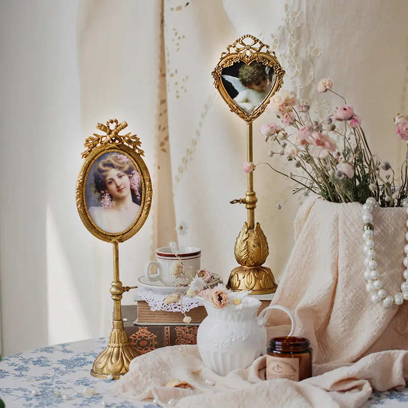 PYH metal photo frame table, characters retro heart-shaped decoration, high-end golden homestay ornament