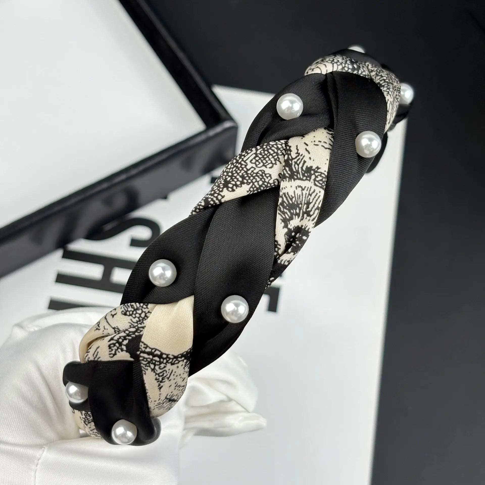 Korean popular versatile temperament headband pearl braided headband hair accessories female fashion Internet celebrity sponge s
