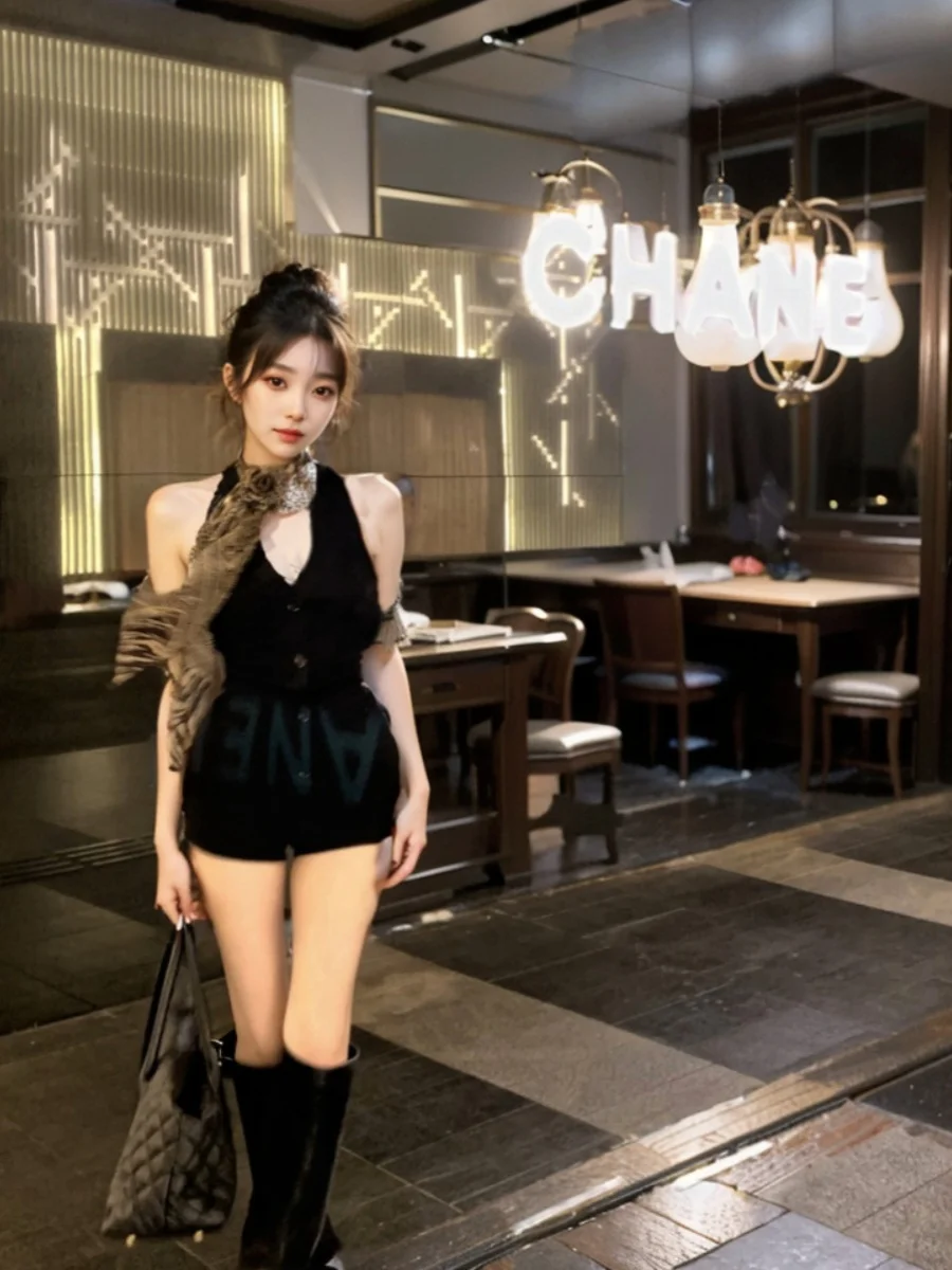 

Black Slim Fit Halter Top And Short Pants Set Women's Fashionable Summer Outfit Straight Leg Casual Shorts Two Piece Set