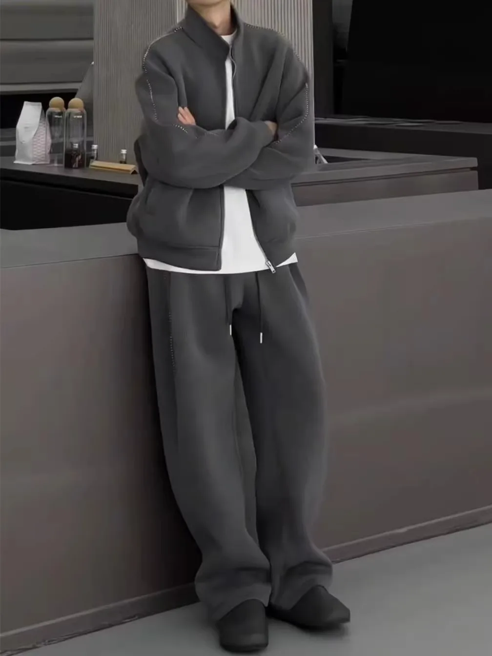 

Мужской повседневный спортивный костюм из двух частей: толстовка на молнии с вышивкой и воротником-стойкой, свободные брюки.