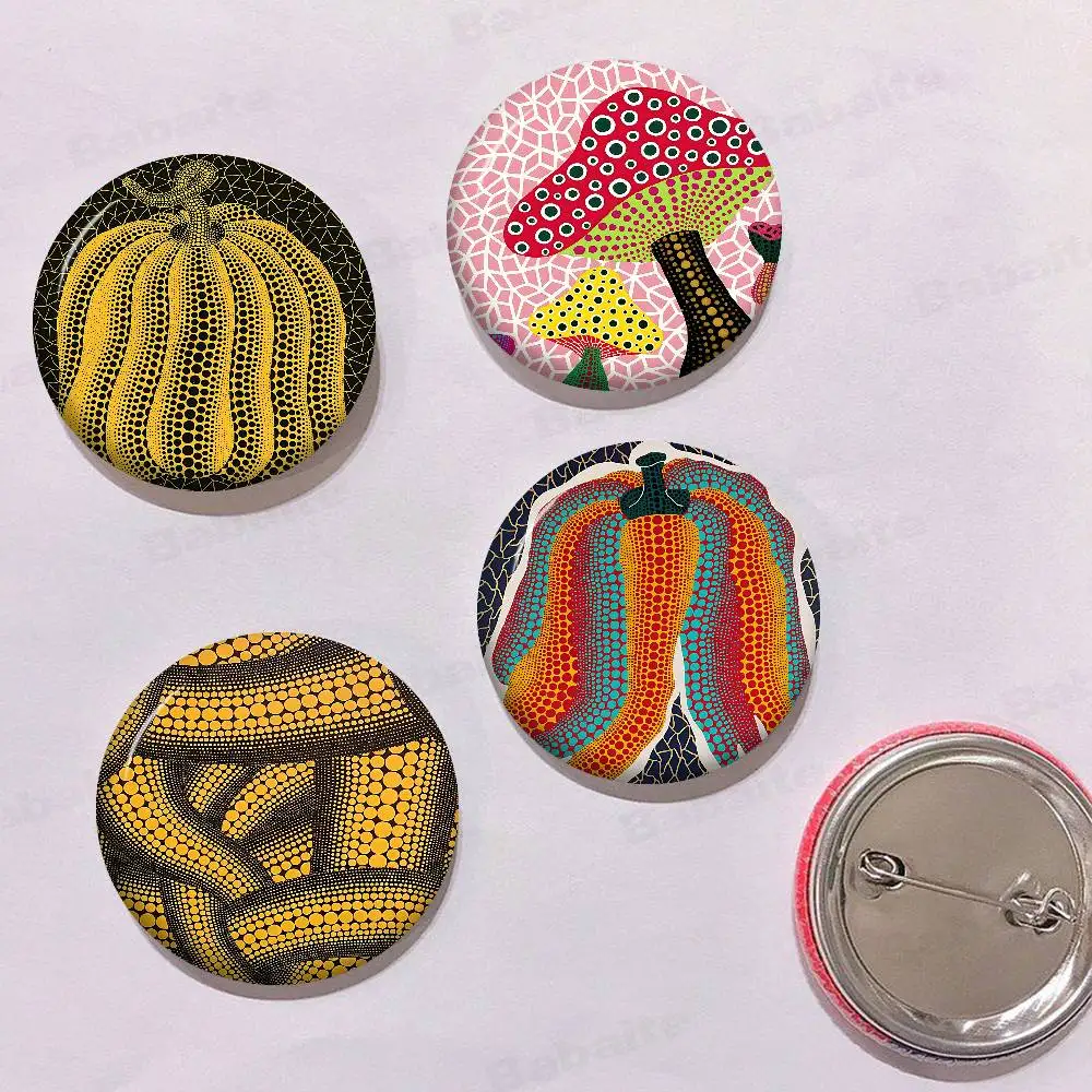 Yayoi Kusama Kürbis Blume Kunst Soft Button Pin Runde Metall Abzeichen Anstecknadel Teile Geschenk Freunde Kind Schmuck