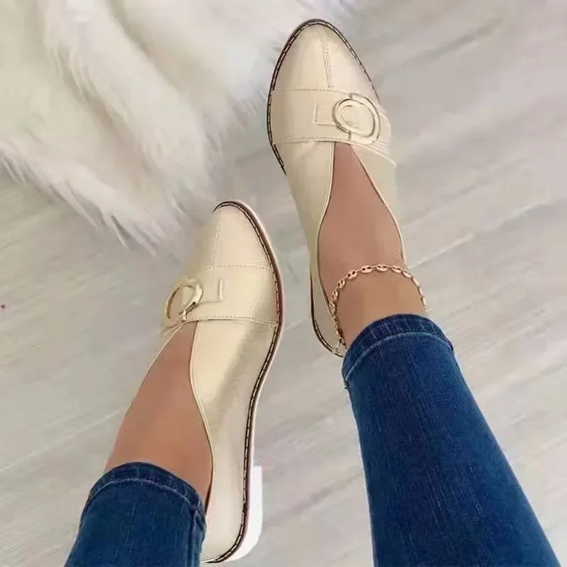 Bombas de salto baixo para mulheres, dedo apontado, decoração de metal, boca rasa, sapatos femininos, slip-on, sólido, marca, à venda, outono, 2024