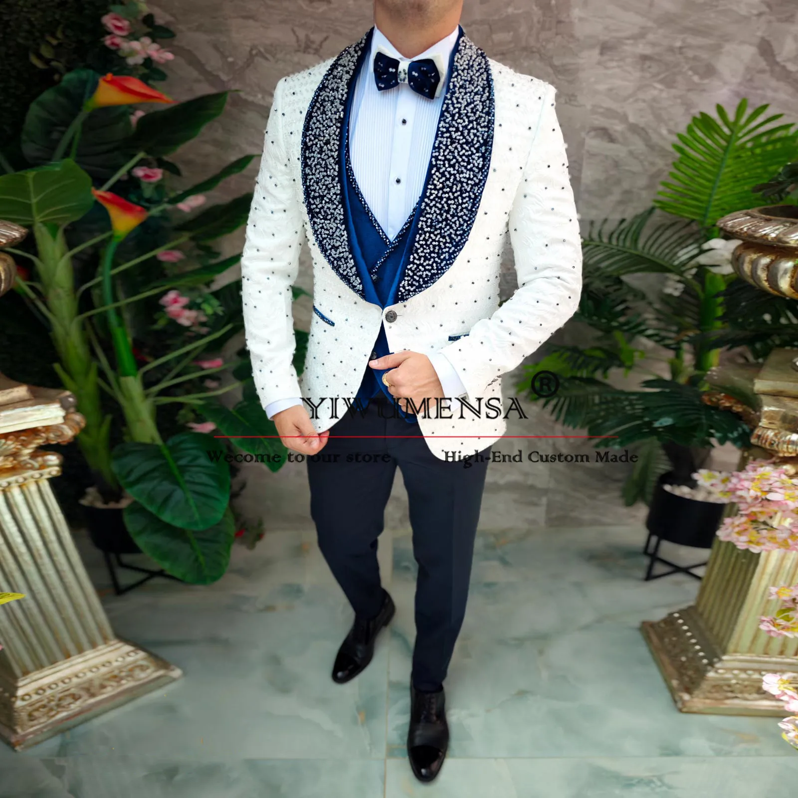 Trajes de boda florales blancos para hombres, chaqueta de terciopelo azul marino con cuentas de cristales de lujo, chaleco, pantalones, esmoquin Formal de novio, ajuste Delgado, 3 piezas