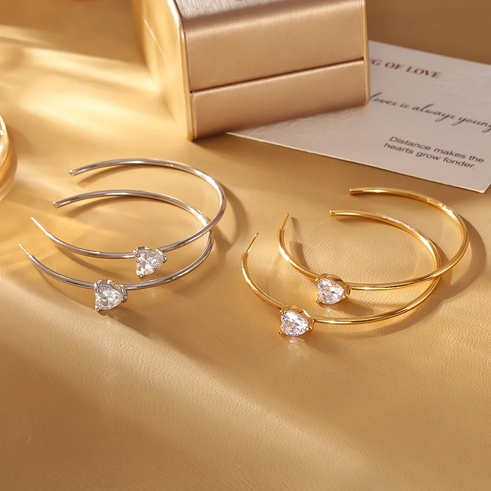 

Fashionable and exquisite exaggerated zircon love hoop earrings, high-end cold style earrings, niche design earrings