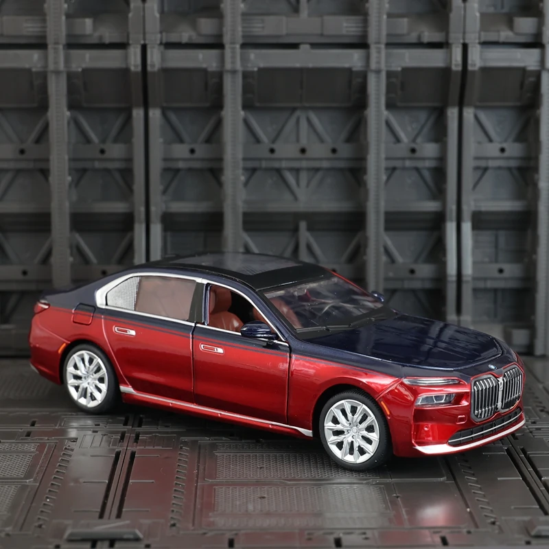 CCA 1:24 simulation BMW I7 G70 alloy car model, doors and engine hood, trunk can be opened has simulated sound and lighting