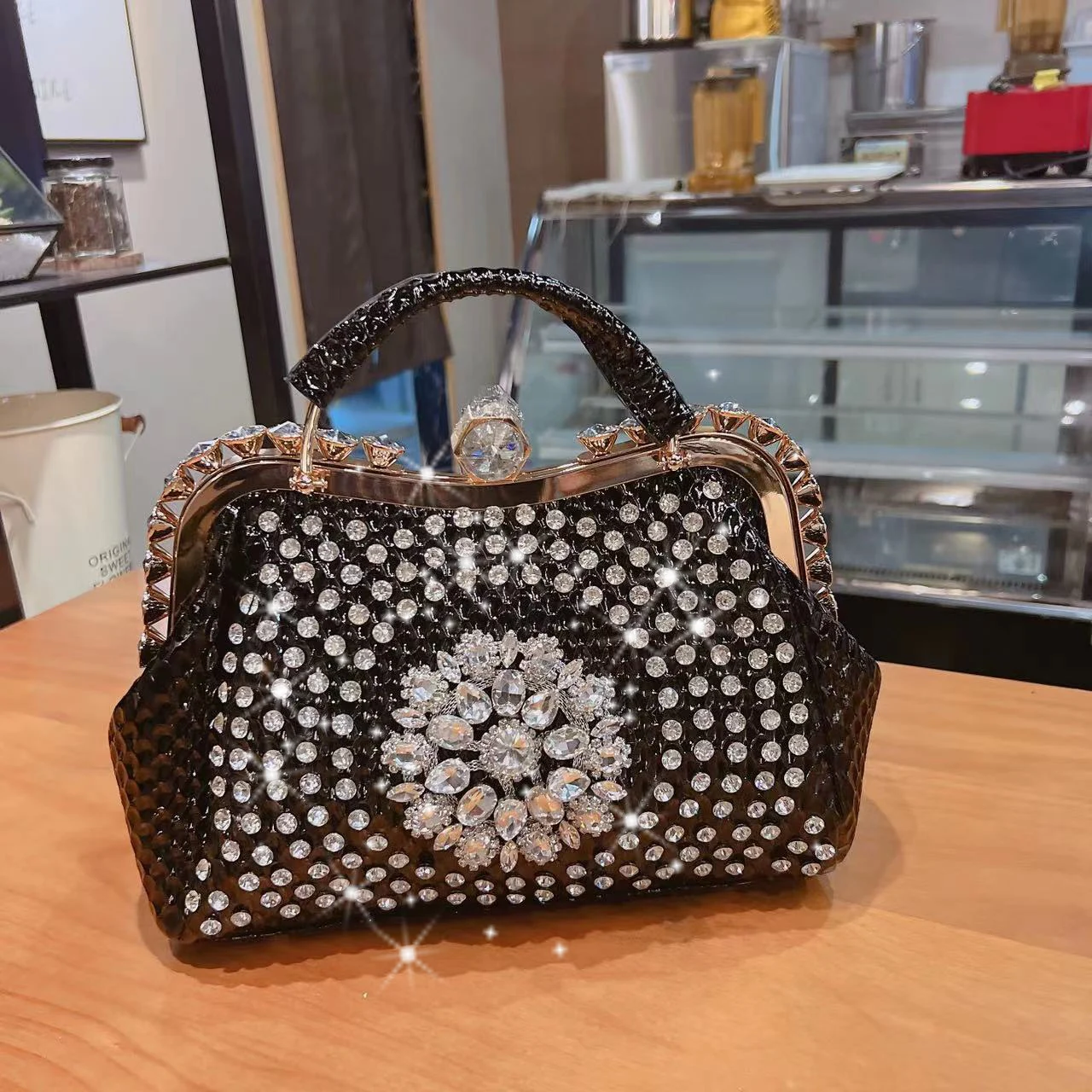 Senior sense shoulder bag female summer 2023 new explosive texture minority crossbody bag large capacity diamond-inset handbag f