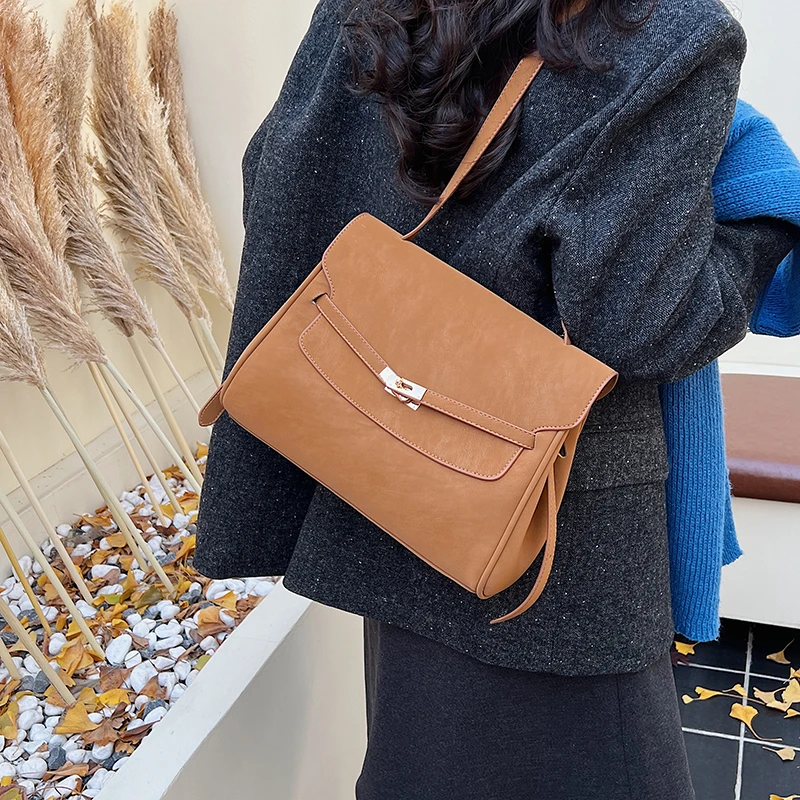 

Известные тенденции. Дизайнерская сумка через плечо. Винтажная сумка через плечо с просторным дизайном небольшой квадратной сумки.