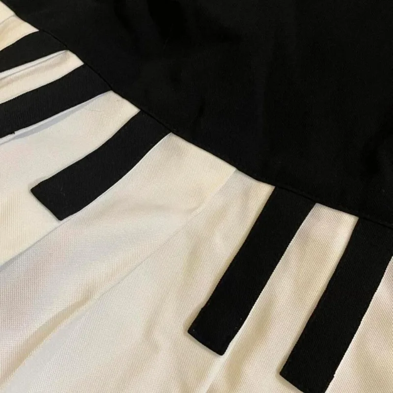 Mezza gonna a pieghe vintage a tema pianoforte in bianco e nero stile dolce e piccante primaverile con una figura lusinghiera e dimagrante