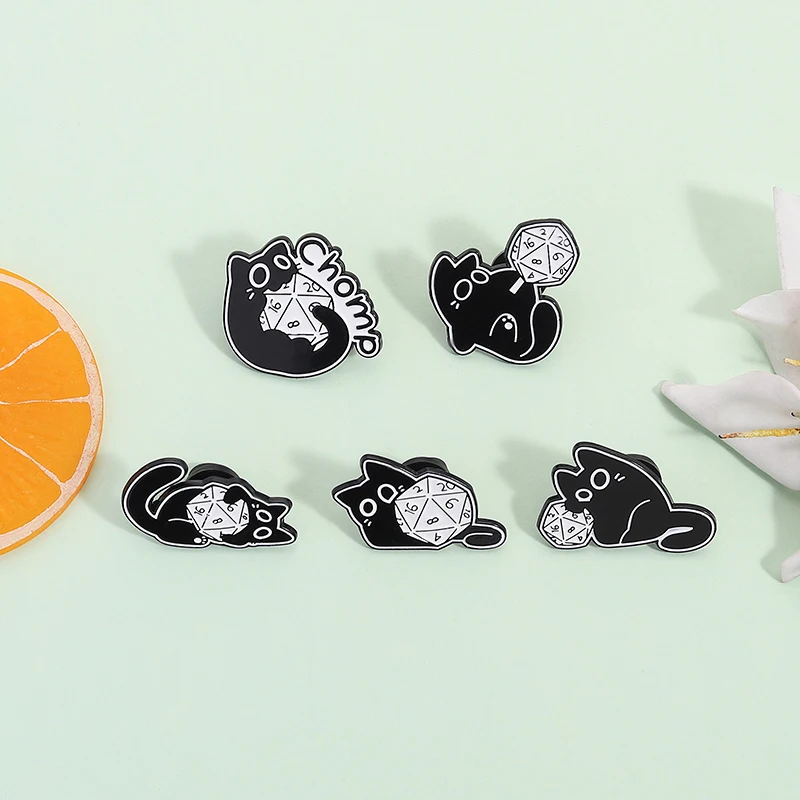 الكرتون عيون كبيرة القطط السوداء المينا دبابيس كول آر بي جي لعبة النرد لطيف هريرة الحيوان دبابيس شارة التلبيب مجوهرات هدايا للأصدقاء #3