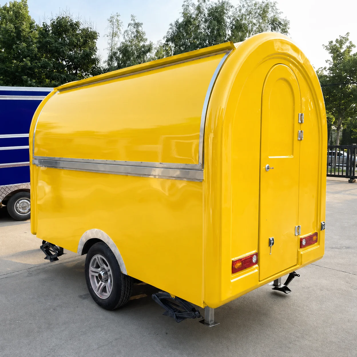 

Mini Curved Gelato Cart Round Food Trailer Mobile Sweet Kiosk For Outdoor Ice Cream Business