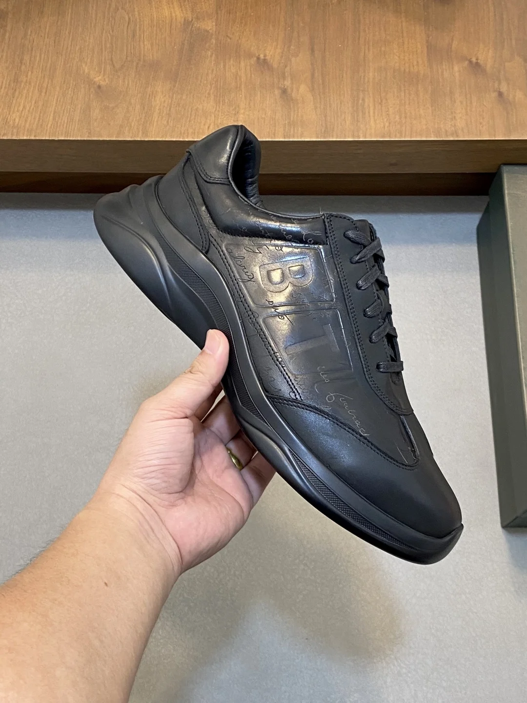 BLLIYOSS 1895 Men Shoes 2026 New Calf leather stitching High-Quality Three dimensional relief sculpture Embossed badge pattern