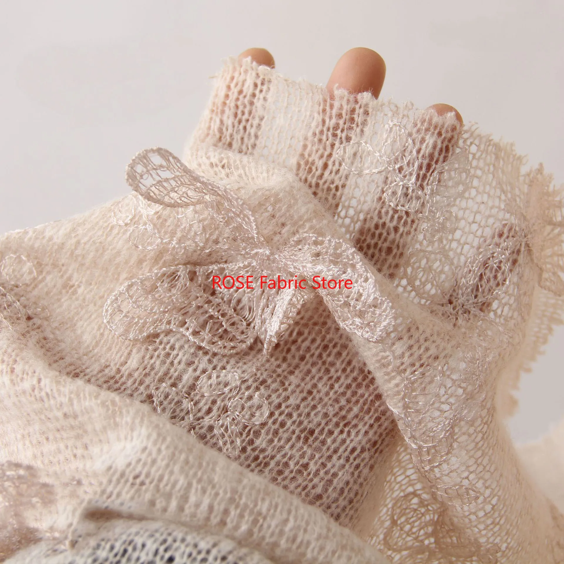 

1-ярдовая бледно-розово-серая вязаная ткань с движущимся крылом и бабочкой, вышитая дизайнерская ткань